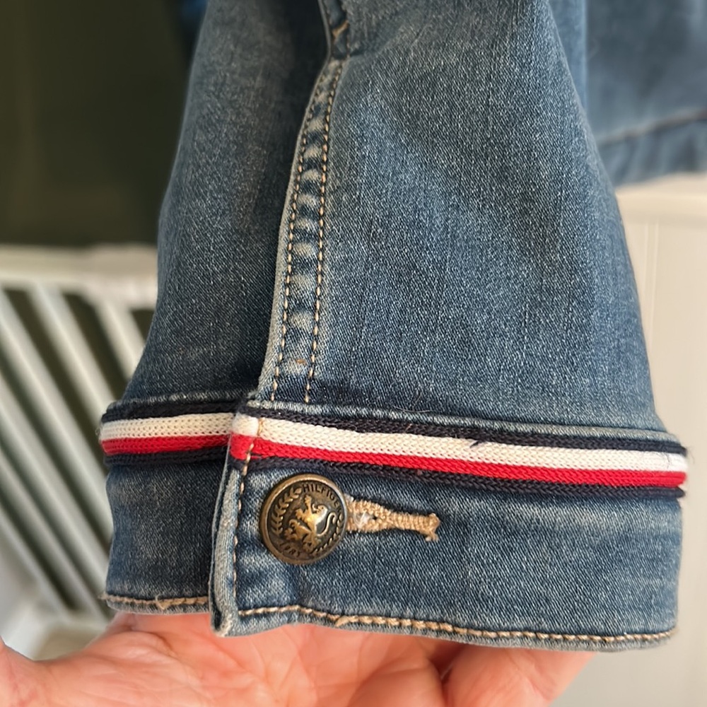 Tommy Hilfiger jean jacket size XXL has stretch with a bit of a flair at bottom - Picture 6 of 13